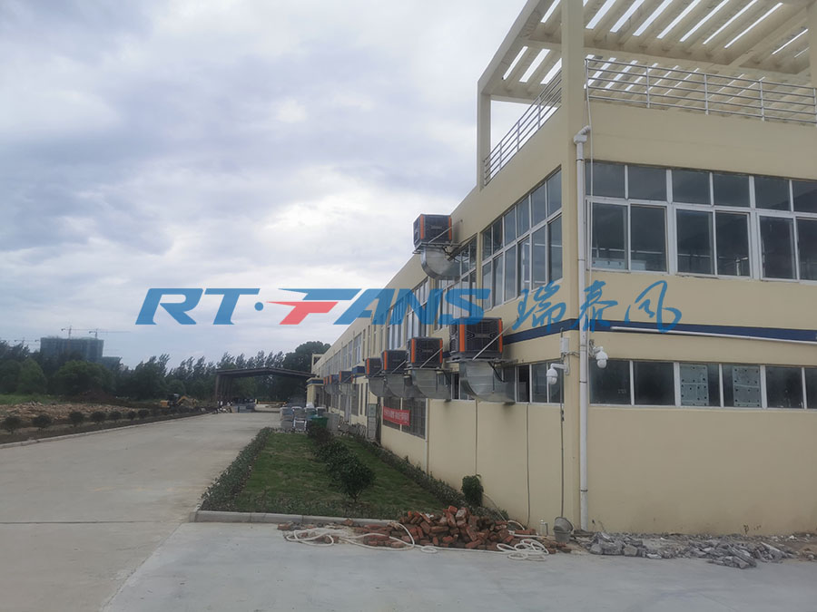 注塑车间气味大温度高还得选环保空调